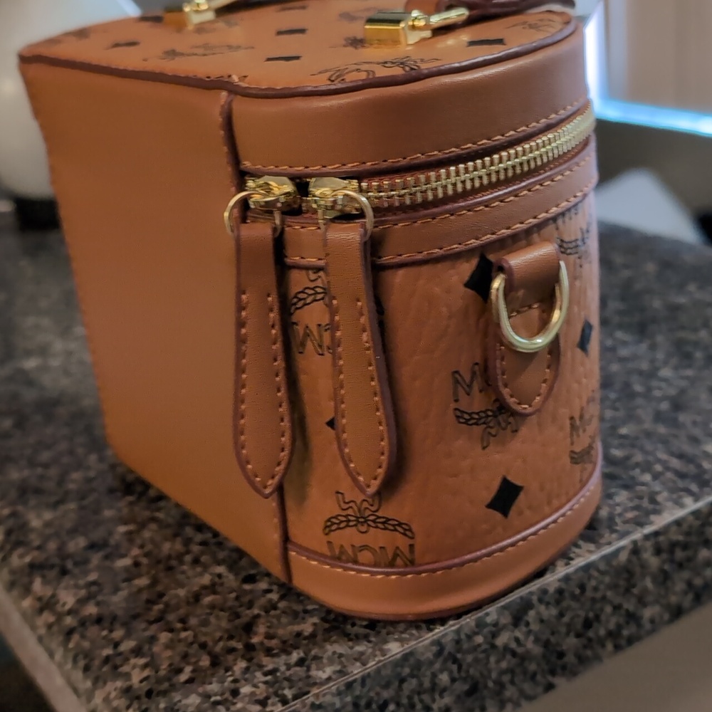 Source Unknown Tan Monogram Cosmetic Case NWT - image 3